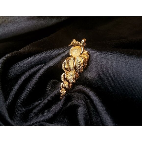 Rare Find Vintage Monet Gold-Tone Shell Pendant Necklace With Textured Details - Picture 3 of 5